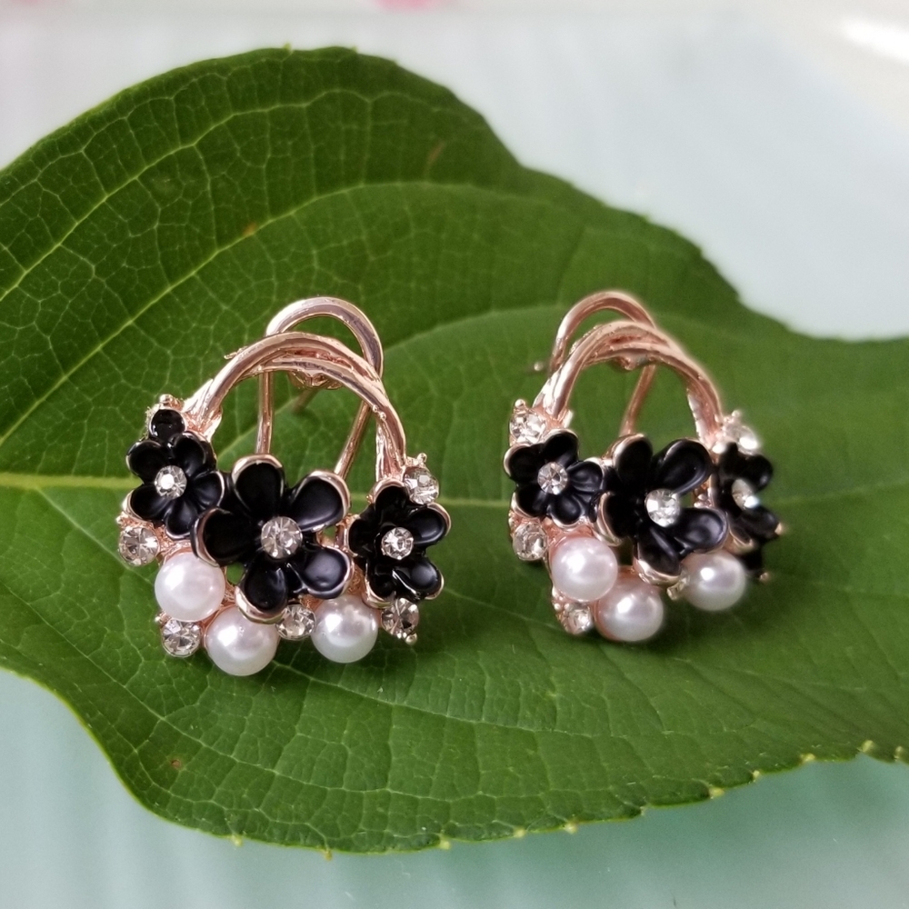 White & Black Flowers Clip Stud Earrings